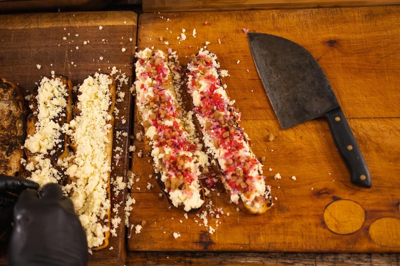 Crostini pe tocător de lemn, pregătite pentru servire