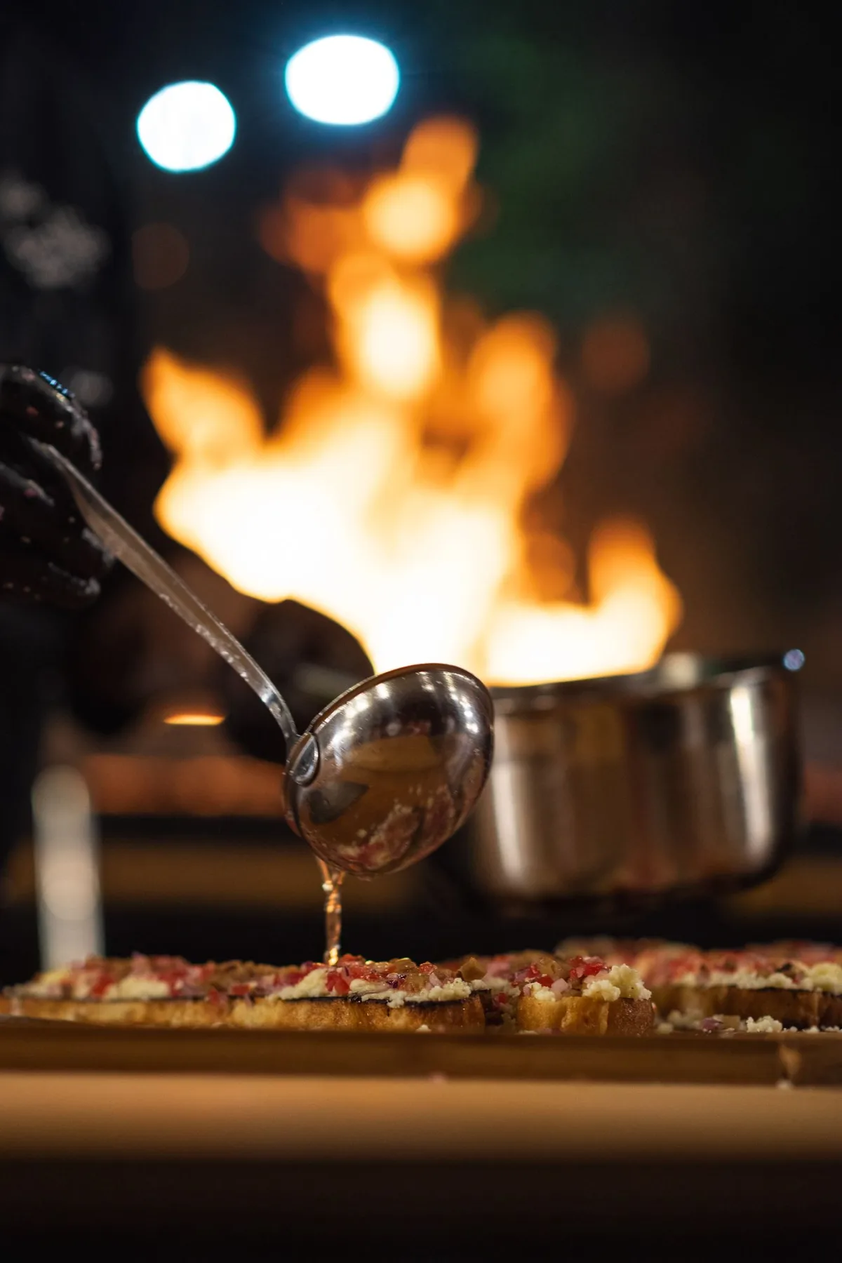 Crostini cu sos, flambate la fața locului