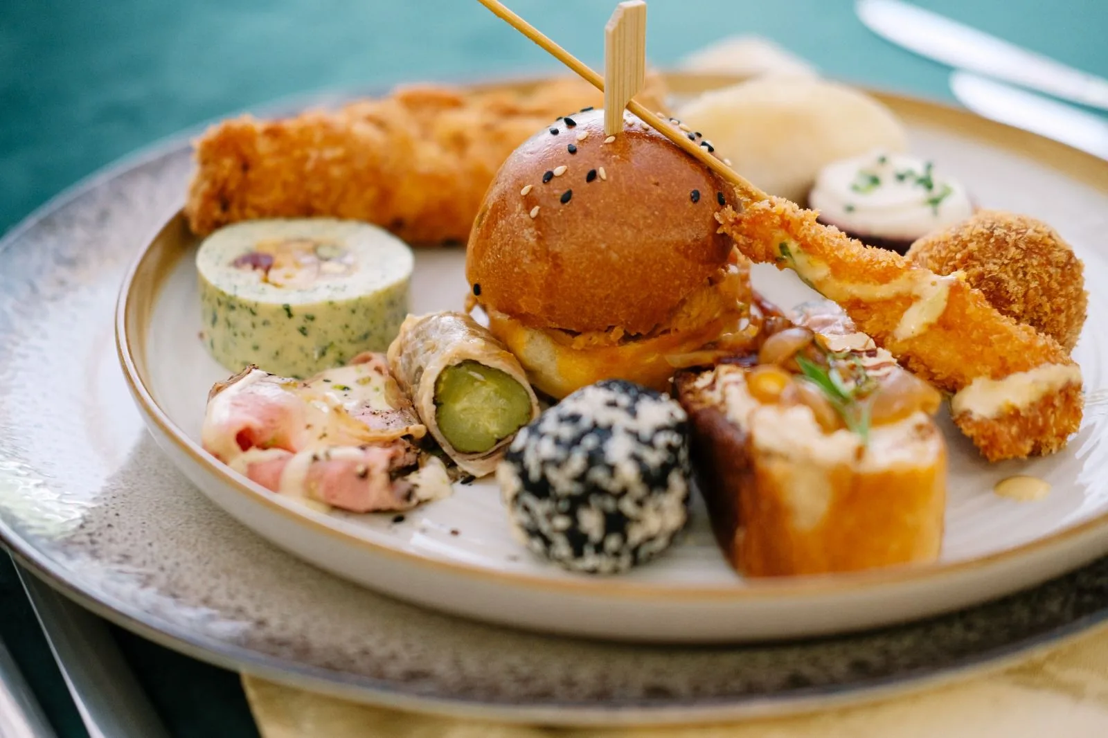 Platou generos cu aperitive fresh pentru începutul evenimentului